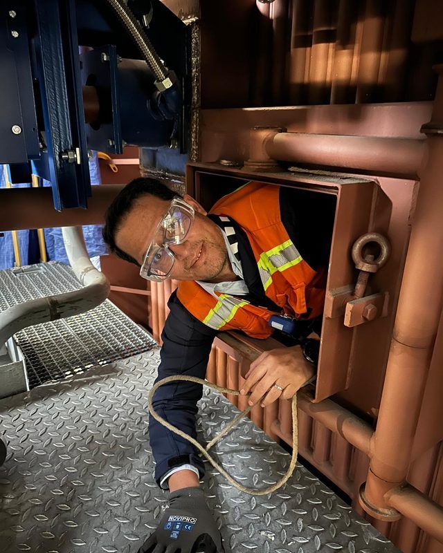 Consultor de Sinergia Ambiental trabajando en planta
